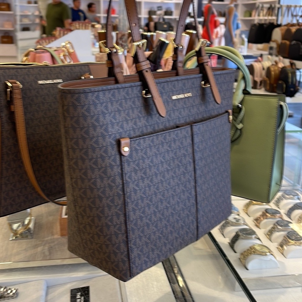 MICHAEL KORS JET SET TRAVEL MEDIUM DOUBLE POCKET TOTE 
BROWN SIGNATURE
NWT - Picture 3 of 16
